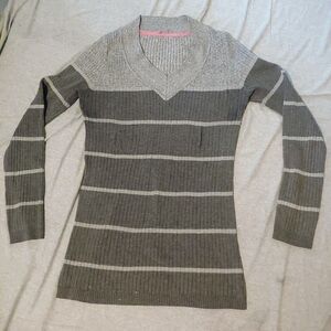 Gray Striped LS V-neck Shirt * Size L
